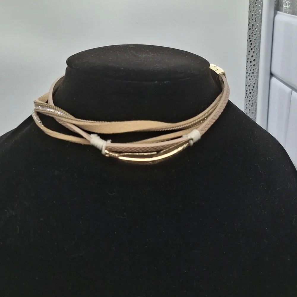 Gold Feather Choker Style Boho Necklace Magnetic Clasp - Picture 3 of 6